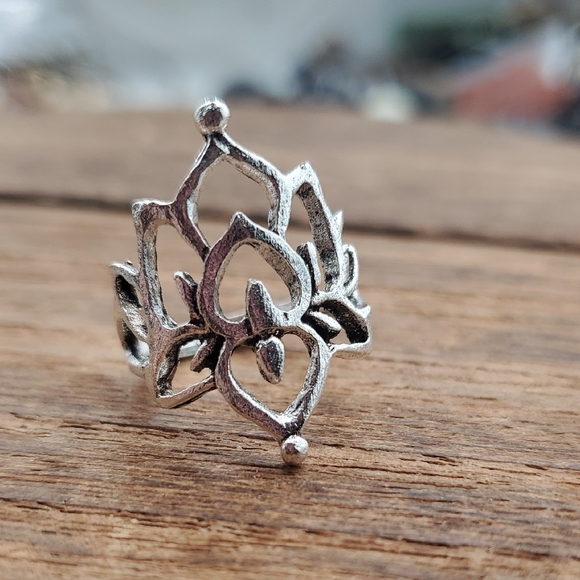 Estate Jewelry - Elegant Silver Tone Lotus Ring Size 4 R822‎
